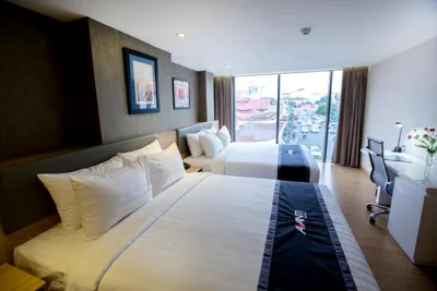 Avanti Family Room avec deux lits queen-size et vue sur la ville — Avanti Hotel